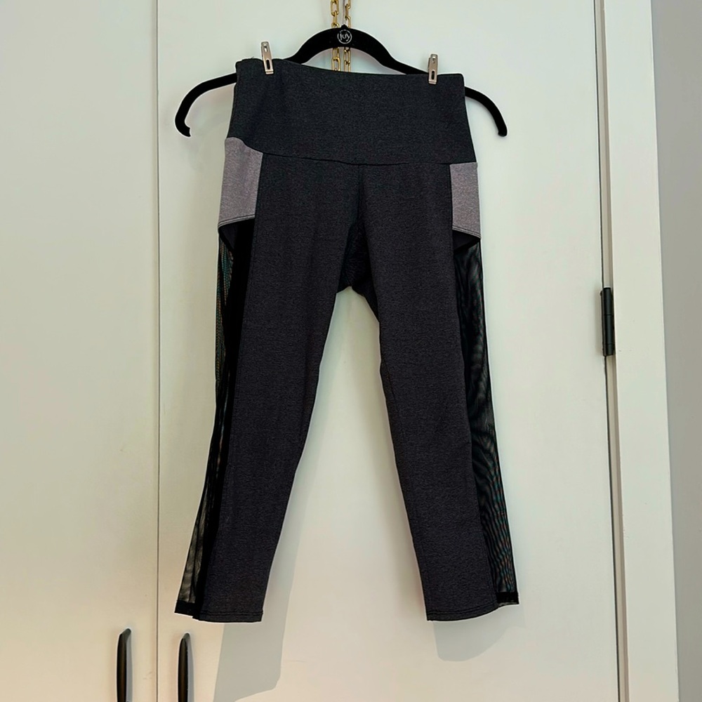 Onzie Like-New Capri Mid-rise Leggings